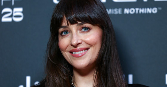 Vacanță la Roma. Trecătorii, încântați să o vadă pe Dakota Johnson pe străzile orașului. Actrița, rafinată într-o rochie delicată
