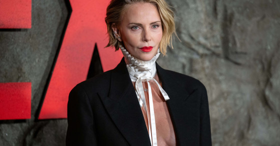 Charlize Theron, îndrăzneață chiar și la 50 de ani. Actrița a apărut pe covorul roșu purtând doar un sacou