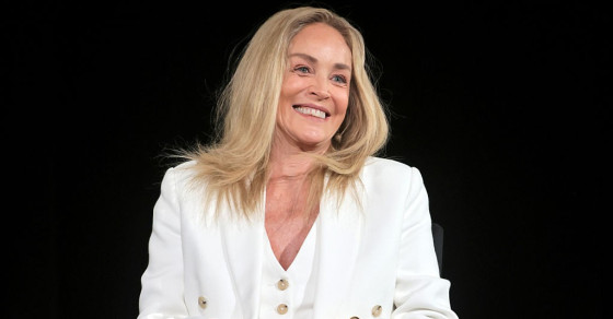 Sharon Stone, apariție asumată în costum de baie, fără filtre și artificii, la 68 de ani: "De ce și în 2026 ne e frică să îmbătrânim?"