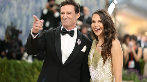 Hugh Jackman, criticat dur pentru apariția la Met Gala alături de noua parteneră, Sutton Foster: „Mi-am pierdut respectul pentru el”