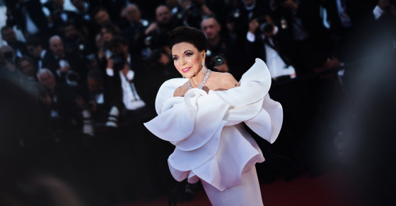 Adorată la Cannes. La 92 de ani, Joan Collins a strălucit pe covorul roșu la fel de puternic ca diamantele pe care le-a purtat