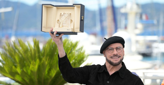 John Travolta, cu beretă pe cap, lacrimi în ochi și fiica la braț, la Cannes. A primit Palme d’Or onorific: "E mai mult decât un Oscar"