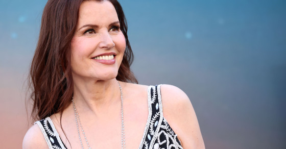70 de ani, rochie mini și un zâmbet șarmant. Geena Davis, impresionantă la premiera „The Boroughs” în Los Angeles