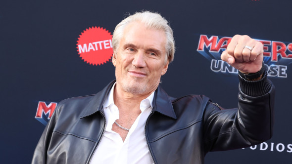Dolph Lundgren, apariție rară pe covorul roșu cu soția tinerică și fiica lui. Actorul arată incredibil după lupta cu cancerul