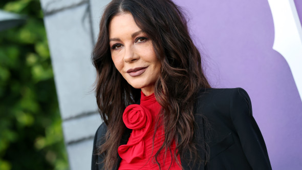„Atât de elegantă și de frumoasă”. Catherine Zeta-Jones a atras toate privirile într-o rochie roșie mulată, la un eveniment în LA