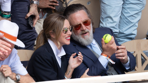 Russell Crowe și iubita sa, îndrăgostiți la Roland-Garros. Imagini inedite cu actorul din „Galdiatorul”, surprinse în tribune