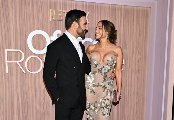 Brett Goldstein și Jennifer Lopez