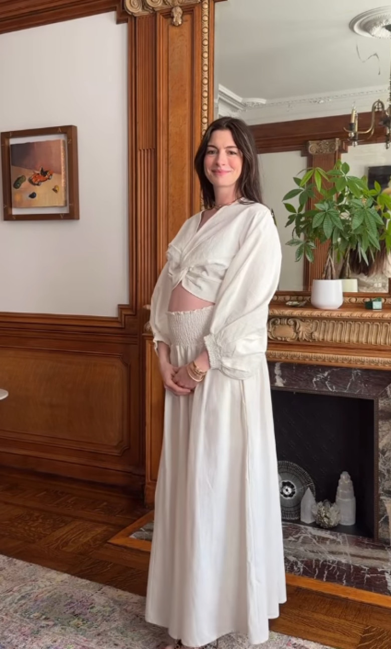 Anne Hathaway gravida