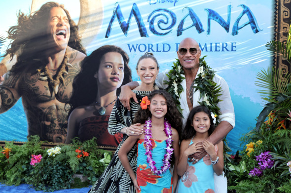 Dwayne Johnson, alături de întreaga familie la premiera „Moana”/ Profimedia