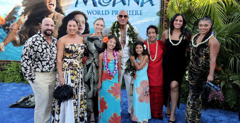 Dwayne Johnson, alături de întreaga familie la premiera „Moana”/ Profimedia