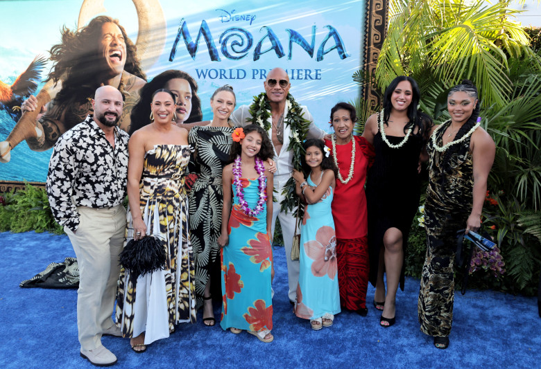 Dwayne Johnson, alături de întreaga familie la premiera „Moana”/ Profimedia