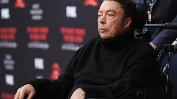 De ce a murit, de fapt, Tim Curry. Cunoscutul actor din „It” avea mai multe probleme grave de sănătate