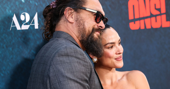 Gesturi romantice pe covorul roșu. Adria Arjona și Jason Momoa, îndrăgostiți la premiera noului ei film