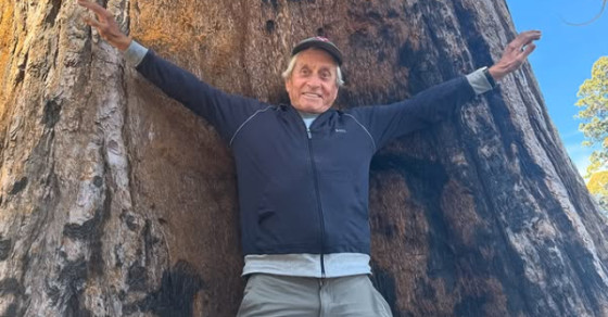 Michael Douglas nu lasă vârsta să-i dicteze viața: "Nu-i rău pentru 82 de ani". S-a amestecat printre turiști fără a fi recunoscut
