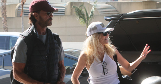 El are șase căsnicii la activ, ea, două, iar acum sunt super îndrăgostiți. Heather Locklear și Lorenzo Lamas trăiesc fiorii dragostei