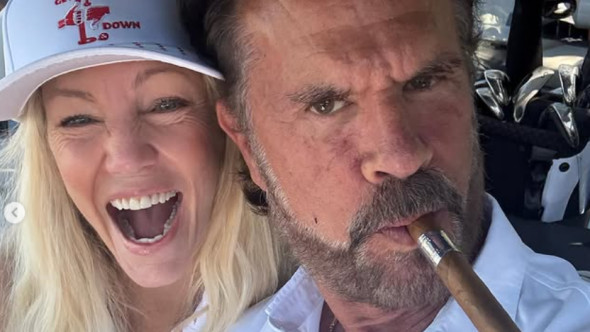 El are șase căsnicii la activ, ea, două, iar acum sunt super îndrăgostiți. Heather Locklear și Lorenzo Lamas trăiesc fiorii dragostei