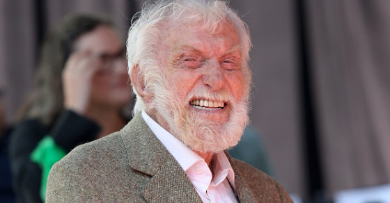 Are 100 de ani, dar face asta fără probleme! Imagini virale cu Dick Van Dyke, în timp ce face sport în curtea casei