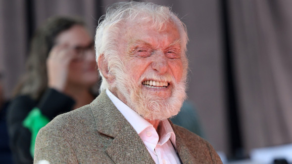 Are 100 de ani, dar face asta fără probleme! Imagini virale cu Dick Van Dyke, în timp ce face sport în curtea casei