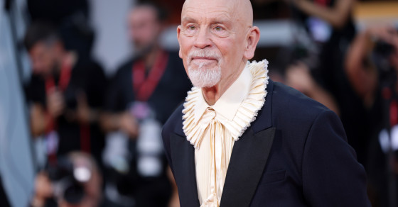 John Malkovich, emoționat la Veneția. Ovații de 13 minute pentru noul său film și prima reacție la zvonurile despre Oscar