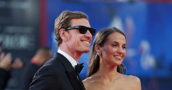 Ea fermecătoare, el misterios. Alicia Vikander și Michael Fassbender, momente pline de tandrețe în fața fotografilor la Veneția