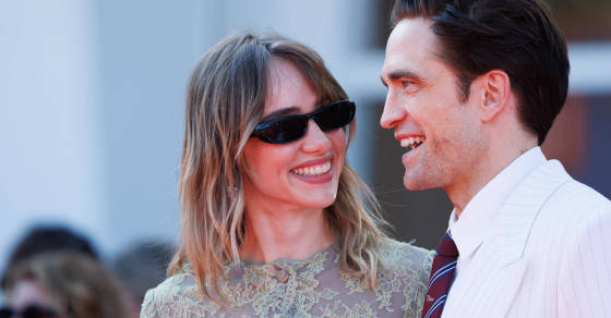 Robert Pattinson și Suki Waterhouse, moment romantic la Veneția. S-au sărutat în aplauzele publicului după proiecția „Primetime”
