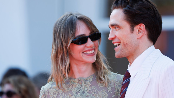 Robert Pattinson și Suki Waterhouse, moment romantic la Veneția. S-au sărutat în aplauzele publicului după proiecția „Primetime”