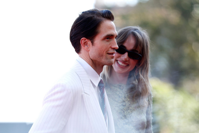Robert Pattinson și Suki Waterhouse/ Getty Images