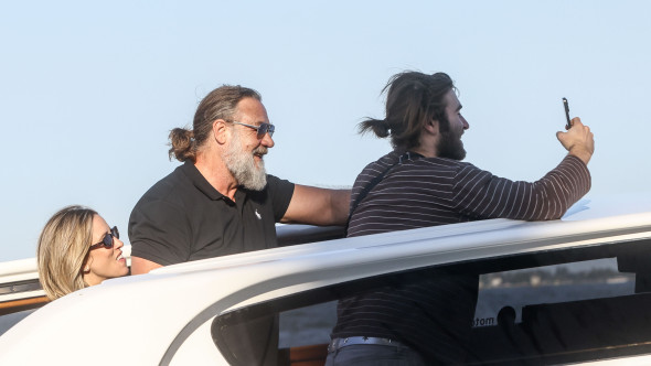 Russell Crowe, la plimbare pe canalele Veneției. Actorul, însoțit de iubita sa și de fiu. Cu ce proiect revine în atenția publicului