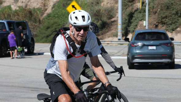 La 84 de ani, Harrison Ford dovedește că vârsta e doar un număr. Actorul, pe bicicletă, de-a lungul coastei Los Angelesului
