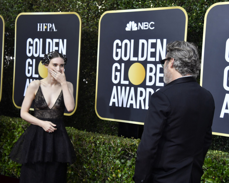 Rooney Mara si  Joaquin Phoenix la Globurile de Aur