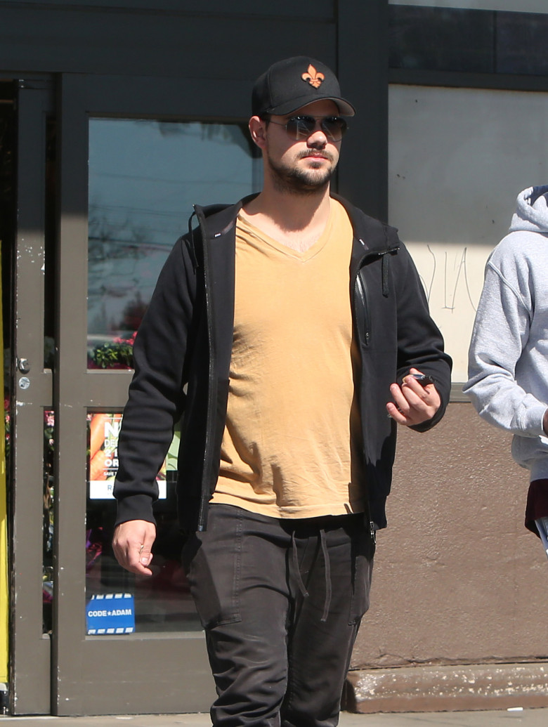 EXCLUSIVE: Dressed-down Taylor Lautner is spotted with a friend exiting Ralphs grocery store in Los Angeles