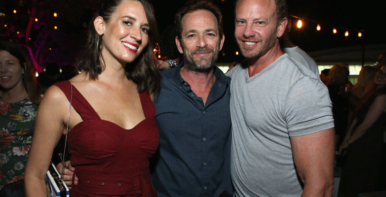 Erin Ludwig, Luke Perry și Ian Ziering, la Comic-Con Bash, în 2018. Foto: Getty Images