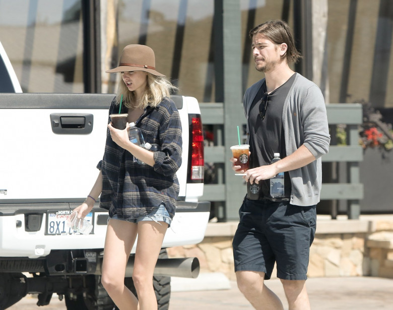 Exclusive - Josh Hartnett &amp; Tamsin Egerton Pick Up Starbucks After A Hike