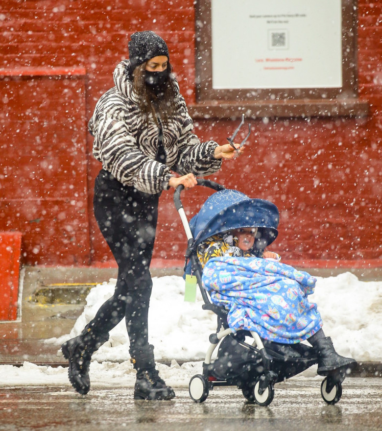 Russian Model Irina Shayk seen pushing her daughter lea in her stroller while braves the snow in New York City