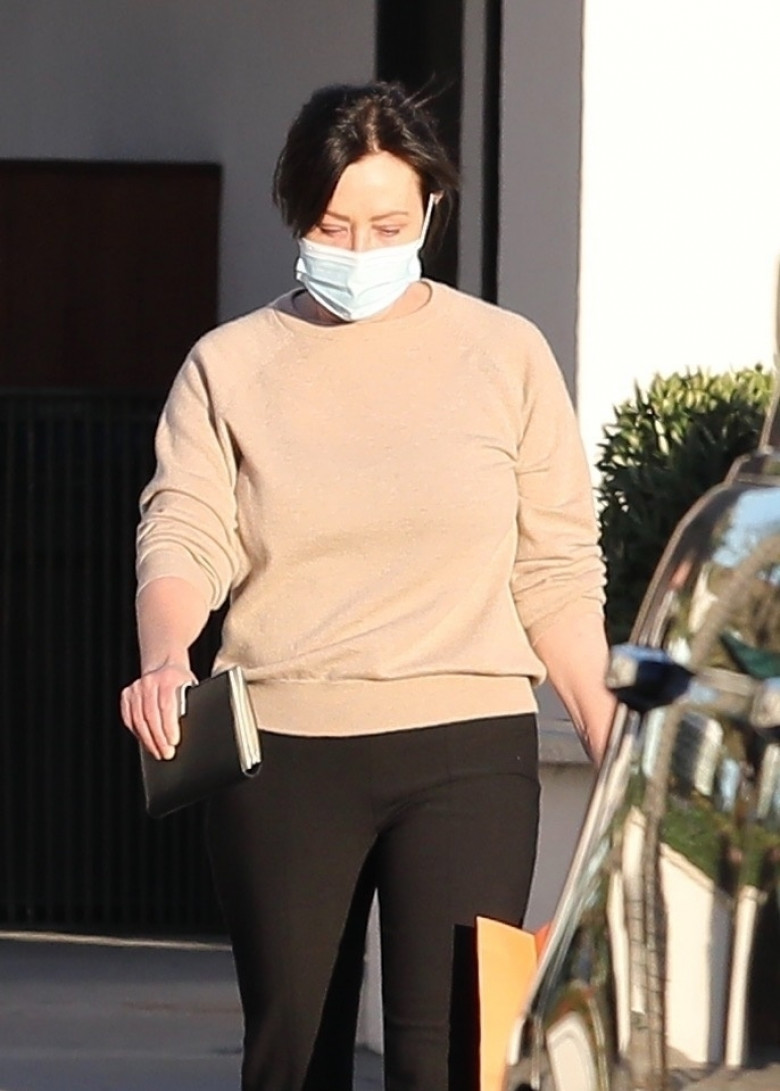 *EXCLUSIVE* Shannen Doherty goes shopping in Malibu with her mother