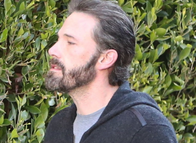 PREMIUM EXCLUSIVE Ben Affleck Emerges With Slicked Back Hair As He Retrieves His Breakfast Delivery