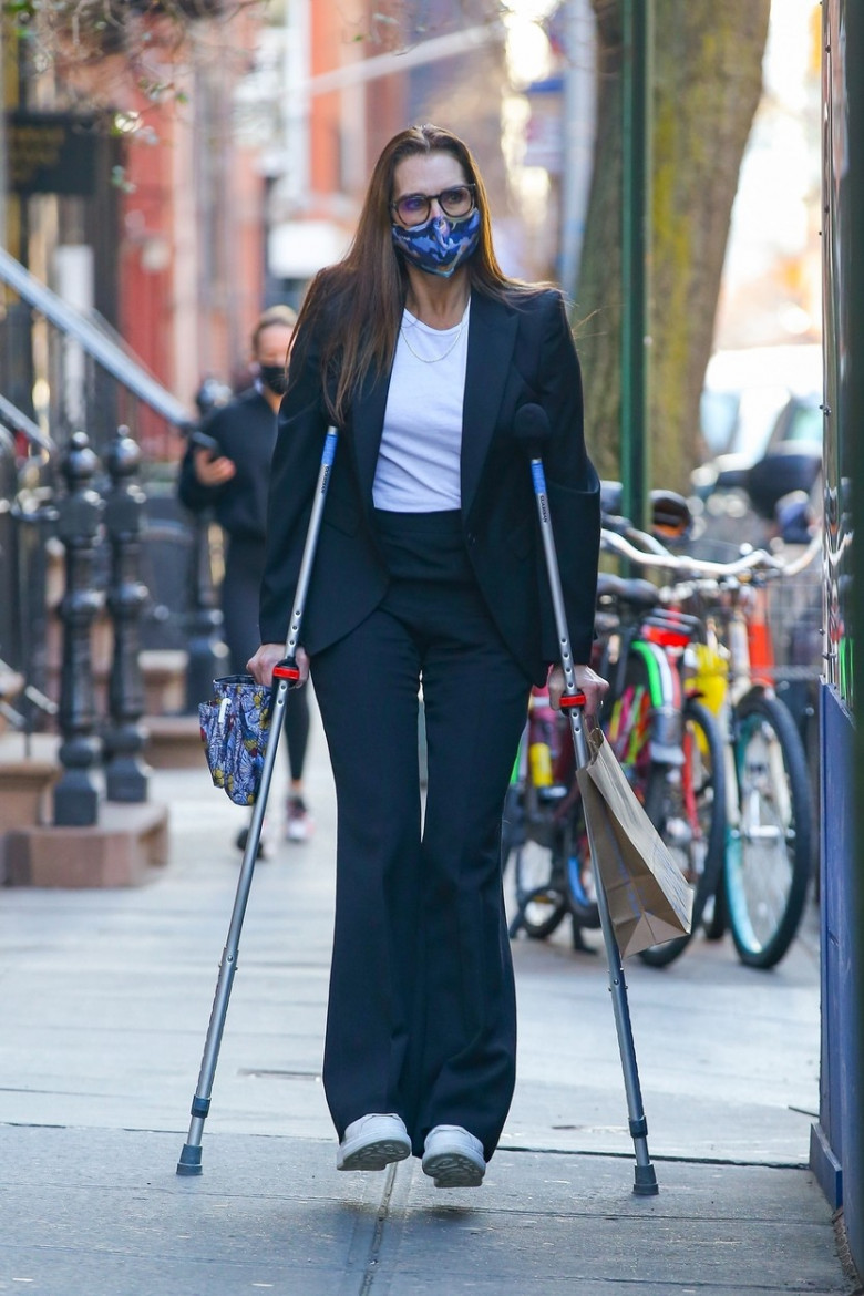 *EXCLUSIVE* One Step at a time! Actress Brooke Shields walks on crutches after breaking her femur