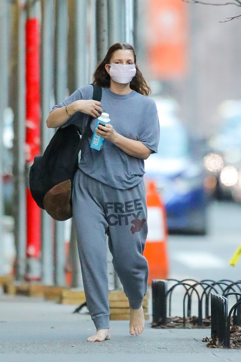 EXCLUSIVE: NO WEB UNTIL WEDNESDAY, MARCH 17TH 11AM PST (6PM GMT)- Drew Barrymore Barefoot And Braless In New York City