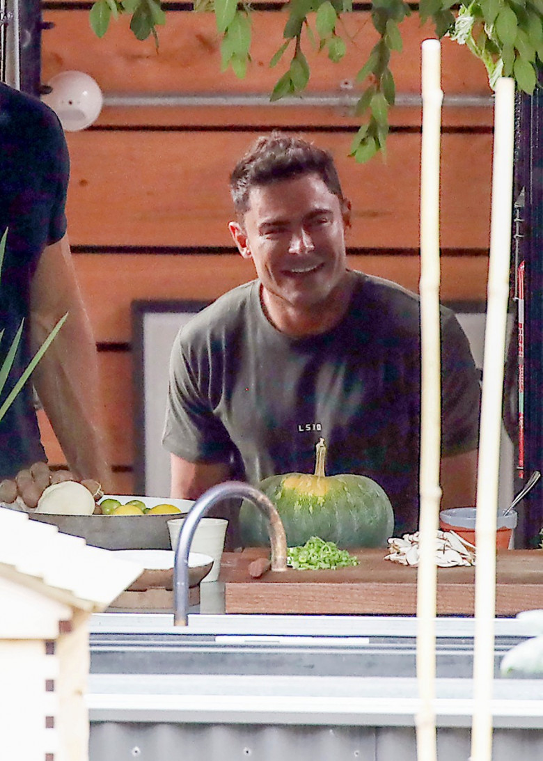 EXCLUSIVE: *NO DAILYMAIL ONLINE* Zac Efron Is Seen Filming His New Show "Down To Earth With Zac Efron" At The Suitability House At Federation Square In Melbourne
