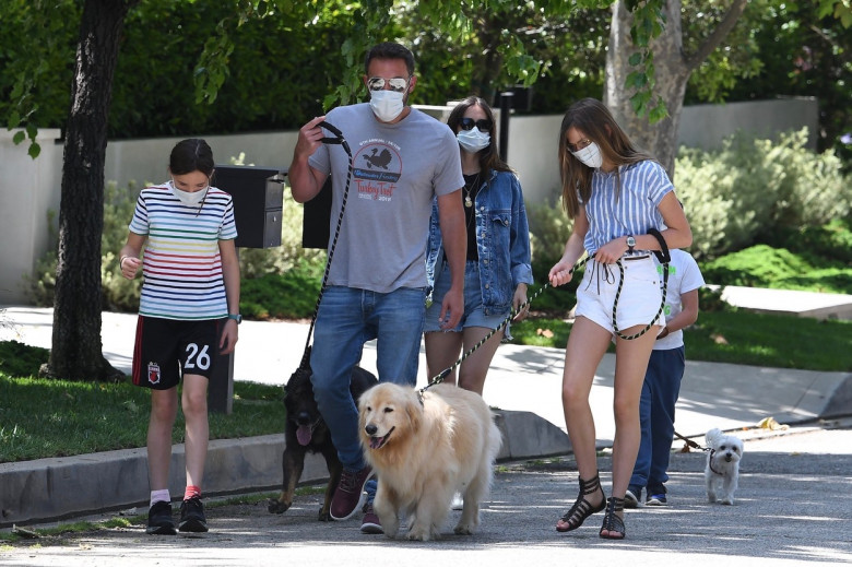 Ben Affleck and Ana de Armas spend the morning with his kids in Brentwood