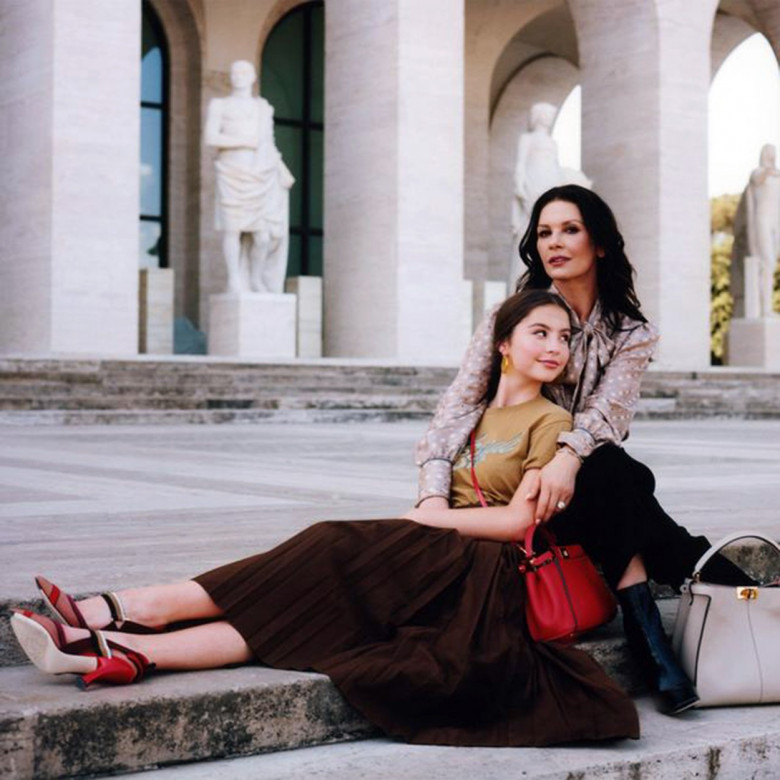 BT - Catherine Zeta Jones pose avec sa fille Carys pour la nouve