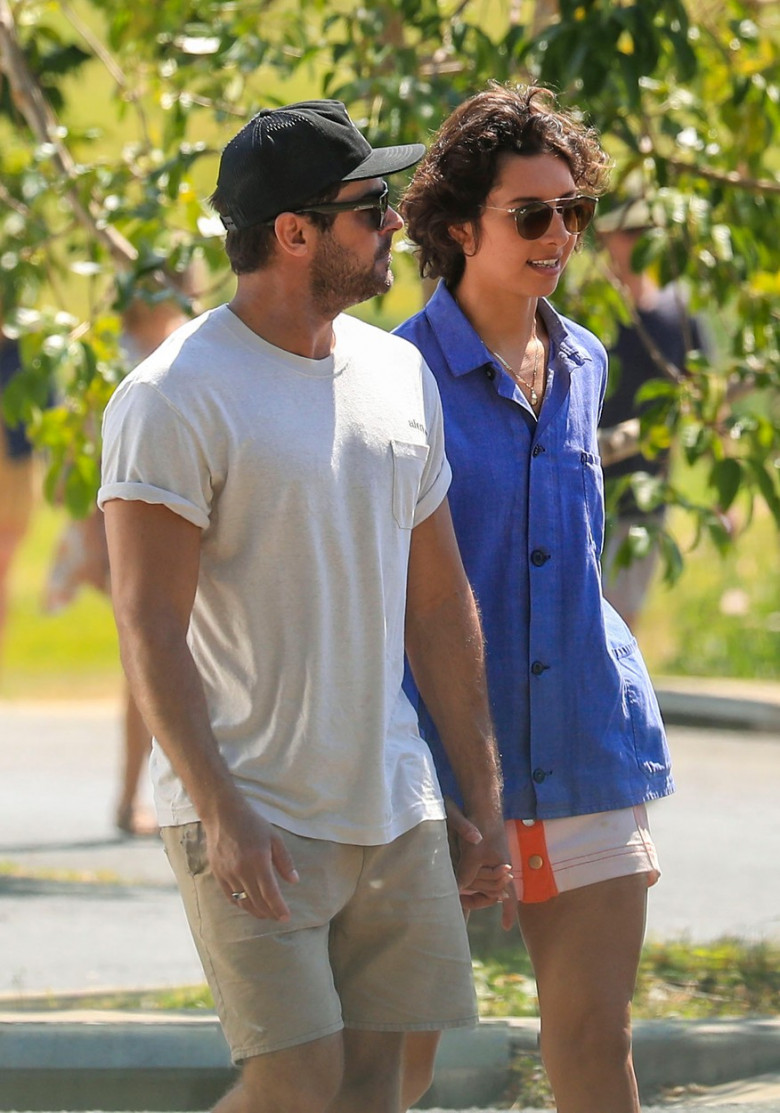 EXCLUSIVE: *STRICTLY NO WEB USE UNTIL AFTER 22:00PM AEST SEPTEMBER 8TH 2020* *PREMIUM EXCLUSIVE*IT'S OFFICIAL! Zac Efron And Aussie Girlfriend Vanessa Valladares HOLD HANDS On A Lunch Outing In Byron Bay. *STRICTLY NO WEB USE UNTIL AFTER 22:00PM AEST SE
