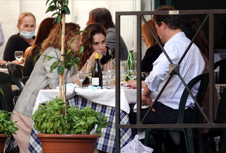 *PREMIUM-EXCLUSIVE* Ciao Bella!! Lily James and Dominic West together in Rome! *DO NOT USE UNLESS FEE AGREED* *SPECIAL RATES APPLY - PLEASE CONTACT US TO DISCUSS*