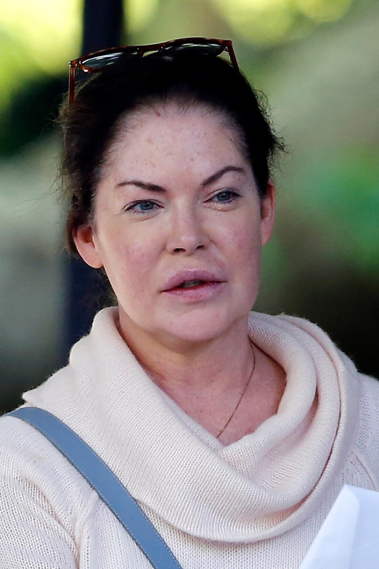 EXCLUSIVE: Lara Flynn Boyle coming out of an hotel with a tear in her eye