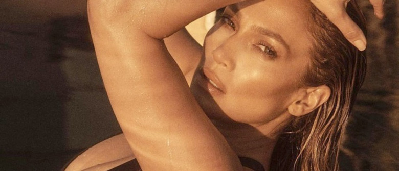 Jennifer Lopez pose pour la premičre campagne/teaser de sa marque de cosmétiques JLo Beauty