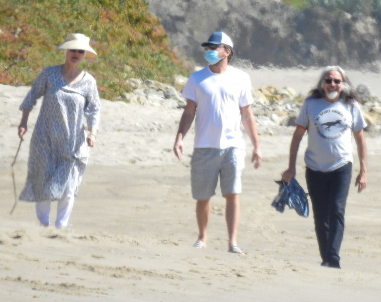 *EXCLUSIVE* Leonardo DiCaprio spends quality time with Dad, George, Stepmom and his niece on the beach - ** WEB MUST CALL FOR PRICING **