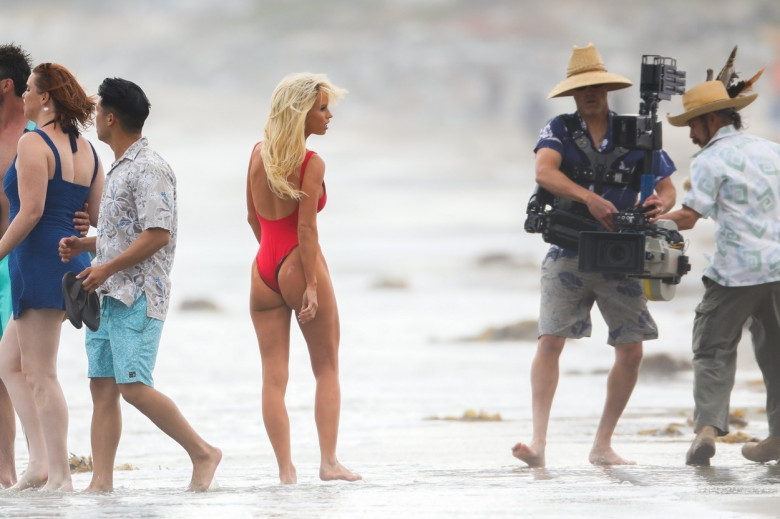 *PREMIUM-EXCLUSIVE* Lily James Goes Baywatch On Pam and Tommy Set
