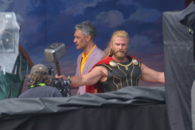 Thor: Love and Thunder Matt Damon, Melissa McCarthy &amp; Luke Hemsworth on set