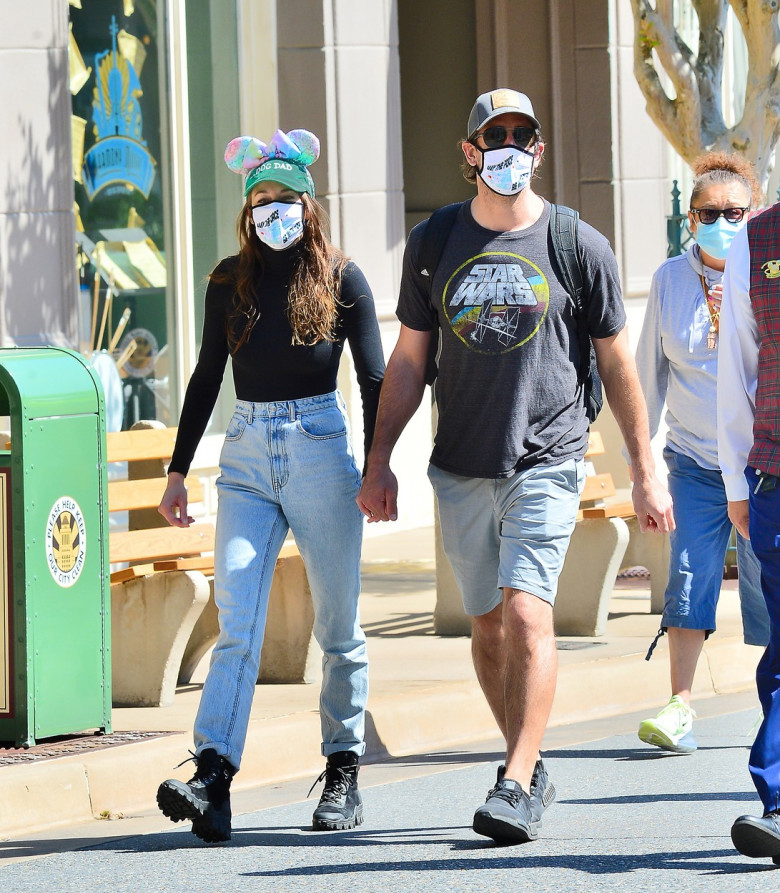 Shailene Woodley și Aaron Rodgers, la Disneyland