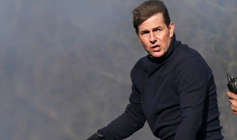 *PREMIUM-EXCLUSIVE* MUST CALL FOR PRICING BEFORE USAGE - TOM TO THE RESCUE!!!! Action man Tom Cruise grabs cameraman and stops him from falling off train while filming MI7,Living up to his All Action Hero Status, The American Actor Tom Cruise shoots a